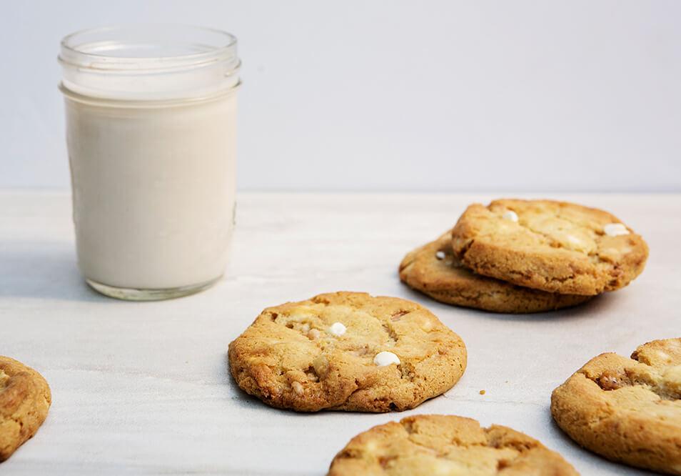 Macadamia White Chocolate Chip Cookies - 6 count